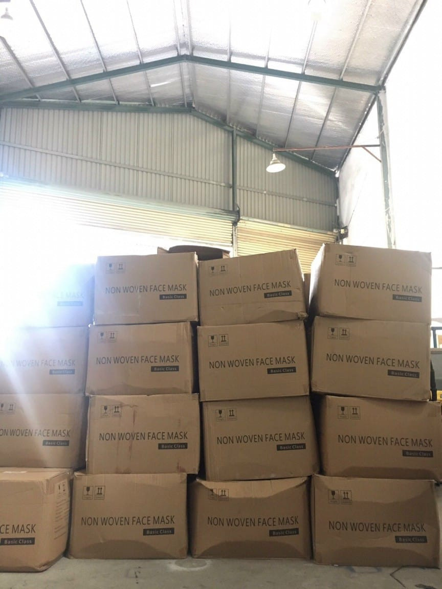Thùng khẩu trang vải không dệt tại khu vực kho