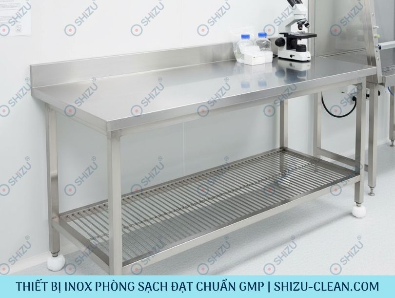 Kiểm tra bề mặt và kết cấu bàn inox phòng sạch trước đánh giá GMP