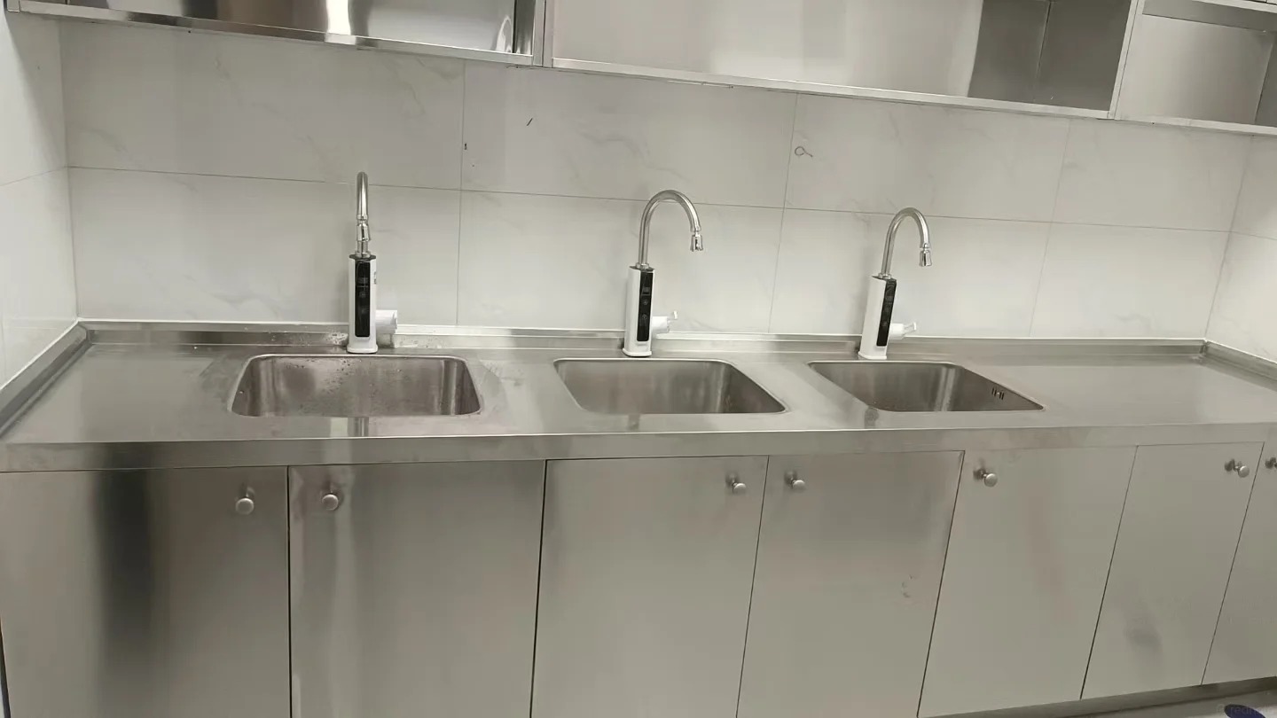 Kiểm tra bồn rửa inox và nguy cơ đọng nước trước đánh giá GMP
