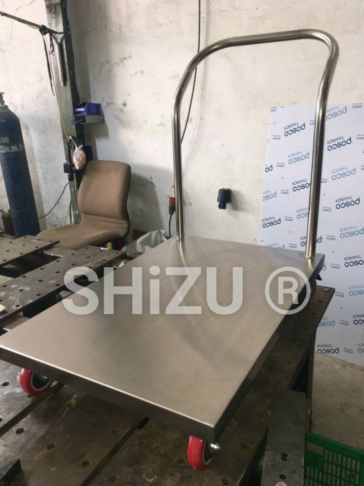 Xe đẩy inox một tầng SHiZU tại khu vực gia công