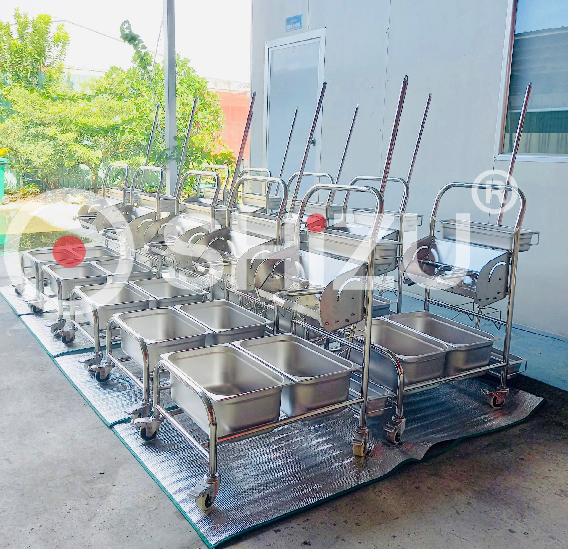 Bố trí xô và bộ vắt trên xe vệ sinh phòng sạch