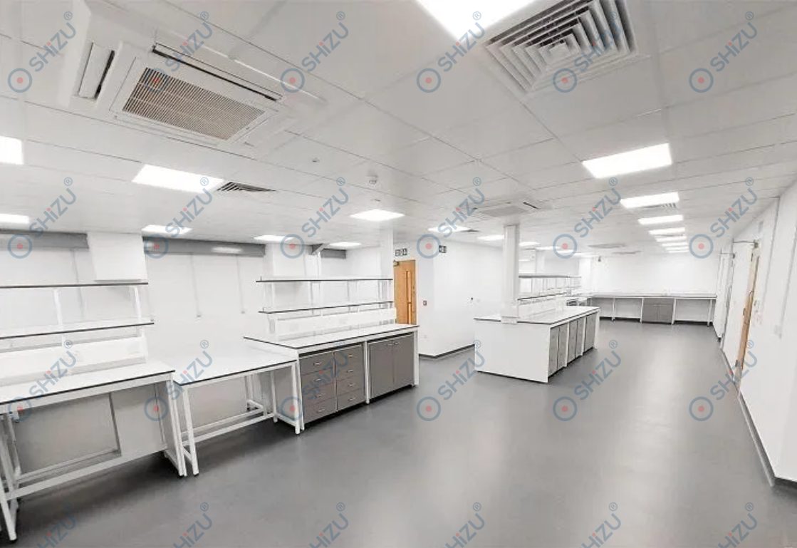 Bố trí hộc tủ và khoảng ngồi tại bàn thí nghiệm trung tâm